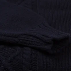 William Lockie Dunkelblauer Rollkragenpullover „Alain Aran-Cable